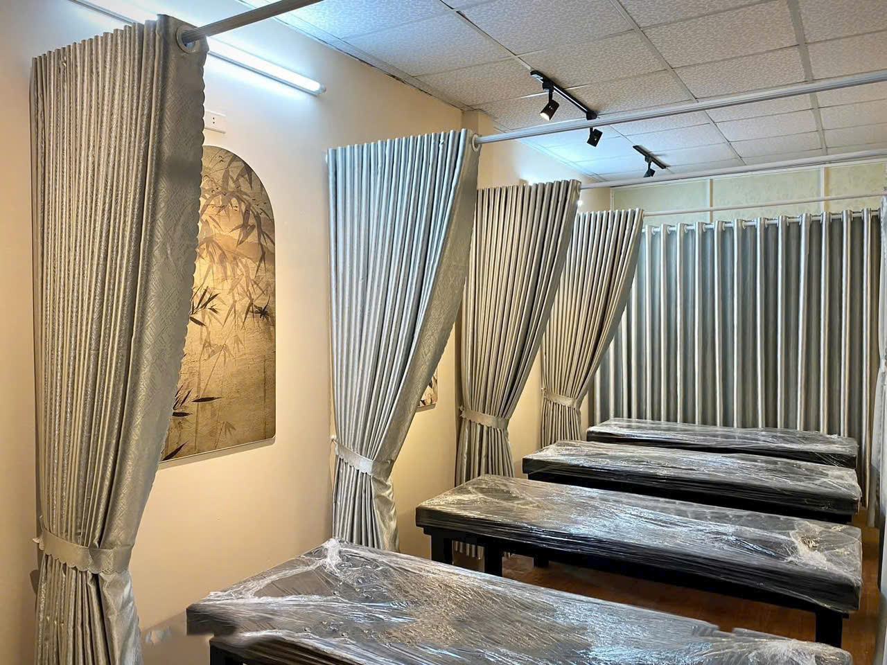 Thi công màn spa cửa giá rẻ ở Dĩ An